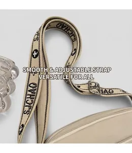 Détail de la large bandoulière en tissu réglable avec lettrage SJCHAO sur sac beige