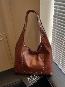 Sac fourre-tout vintage en similicuir marron avec clous argentés et large bandoulière