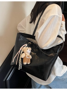 Fashionable black crocodile pattern tote bag with teddy charm for women's commuting