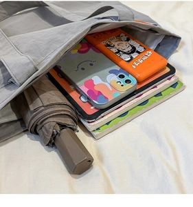 Vue intérieure montrant la grande capacité pour livres et téléphone dans le sac nylon