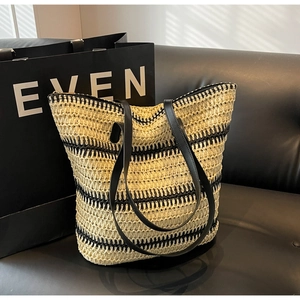 Gros plan sur la texture tissée du grand sac cabas en paille à rayures noir et blanc