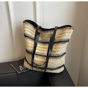 Détail du sac cabas tissé avec rayures contrastées et bandoulières en cuir PU noir