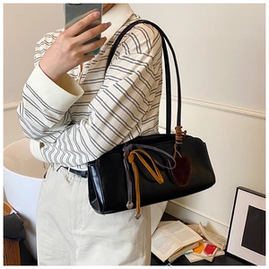 Selfie miroir d'un sac baguette noir avec des cordons décoratifs colorés