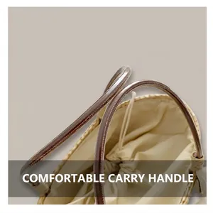 Detail der Strohhandtasche mit starren bernsteinfarbenen Griffen und Kordelzug-Futter