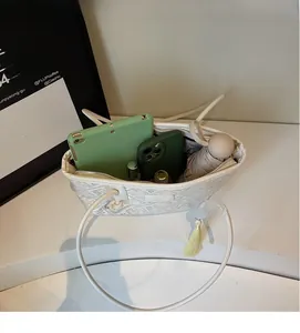 Draufsicht der geräumigen cremefarbenen Shopper-Tasche mit Platz für Tablet und Schirm