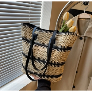 Vue détaillée du grand sac cabas tissé avec rayures noires et fermeture éclair pratique