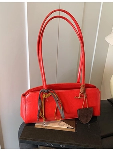 Sac à Bandoulière Baguette en Cuir PU Minimaliste Rétro Français Pour Femmes Sac Sous le Bras Vintage Avec Lanières Décoratives Pendentif Cœur