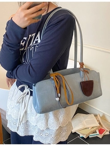Sac baguette bleu clair minimaliste avec lanières décoratives et esthétique vintage