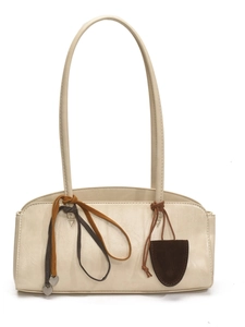Sac baguette beige minimaliste avec breloque cœur et cordons décoratifs marrons