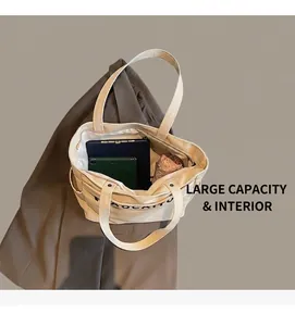 Dettaglio dell'interno della grande borsa tote in tela che mostra l'ampia capacità per gli oggetti