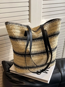 Grand sac cabas en paille tressée à rayures noires avec bandoulières en cuir
