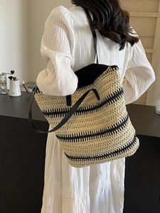 Grand sac cabas tissé avec rayures noires et bandoulières pour un style décontracté
