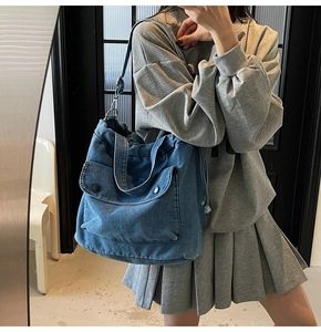 Detailansicht der blauen Denim-Umhängetasche mit Doppeltaschen und verstellbarem Gurt