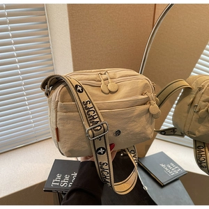 Détail du sac à bandoulière beige multi-couches avec sangle tissée et vue latérale miroir