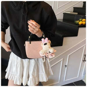 Sac à main tissé rose avec poignée noire et breloque petit ours blanc décorative