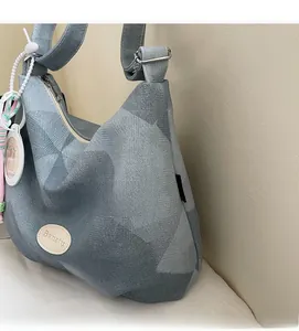 Vue détaillée du grand sac cabas montrant le tissu jacquard et le logo Banatu