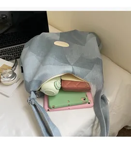 Vue intérieure du grand sac cabas en denim montrant le rangement tablette et bouteille