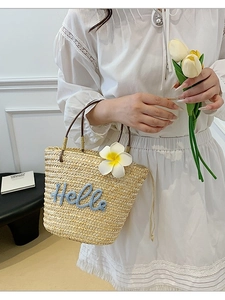 Sommer Strohhandtasche mit Hello Stickerei und Plumeria Blume für den Urlaub