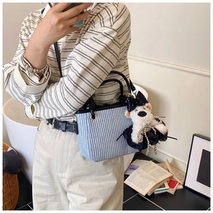 Sac seau tissé à carreaux bleus et blancs avec poignée en cuir noir et breloque ours en peluche