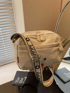 Sac Bandoulière Femme en Tissu Lavé Grande Capacité Multi Poches Sac à Épaule Carré Décontracté Avec Large Sangle Imprimée