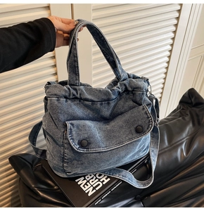 Detailansicht der Retro-Jeans-Umhängetasche mit Kordelzug und Vordertaschen