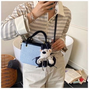 Sac seau tissé bleu et blanc avec brides en cuir noir et charmant pendentif petit chien
