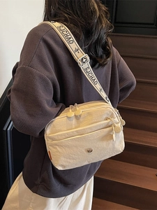 Sac bandoulière beige multi-poches chic avec large sangle lettrée pour femme moderne