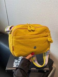 Sac bandoulière en nylon jaune gingembre avec fermetures éclair et sangle jacquard