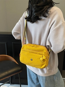 Sac bandoulière en nylon jaune avec plusieurs zips et sangle à motifs colorés