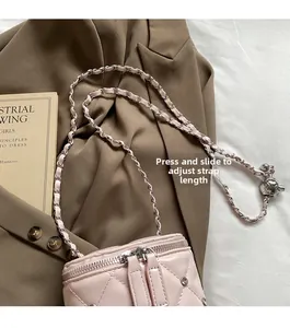 Détail du sac matelassé rose avec bandoulière chaîne et boucle sphérique réglable en métal