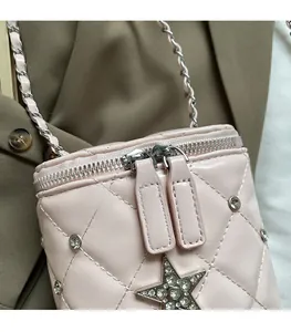 Détail du sac boîte en cuir matelassé rose avec étoile en strass et chaîne argent