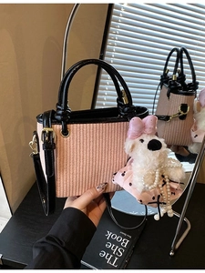 Sac Seau en Simili Cuir PU Tissé pour Femmes Sac à Main Décontracté Coréen Petit Sac Bandoulière Avec Pendentif Animal en Peluche