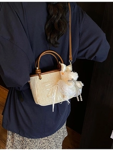 Sac seau en paille beige et marron pour femme avec joli détail de chiot en peluche