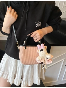 Sac seau rose tissé avec poignées noires et décoration de charme d'ours peluche