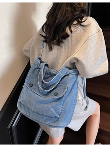 Blaue Denim-Tragetasche mit Kordelzug und verstellbarem Riemen für den Alltag
