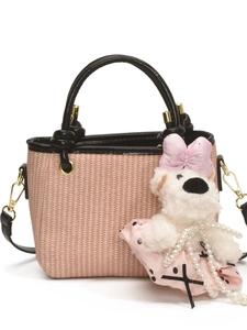 Sac seau tissé rose avec poignées nouées noires et un charmant petit chien en peluche