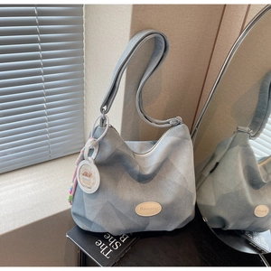 Détail du sac cabas en denim avec logo Banatu et pendentif capybara mignon accessoire