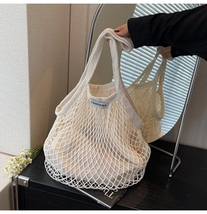 Detail van geweven katoenen mesh tas met binnenvoering en handvatstructuur