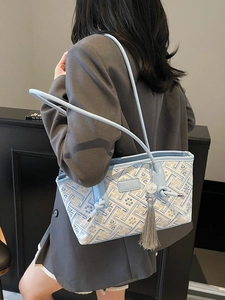Minimalistische hellblaue geometrische Stickerei-Tote Bag mit Quaste und Lederriemen
