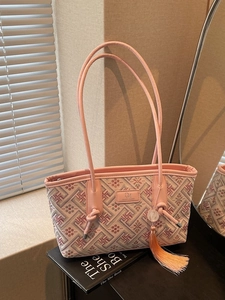 Rosa Jacquard-Schultertasche mit geometrischem Muster, Quaste und Metall-Logo