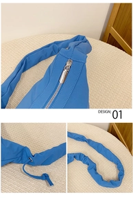 Detailansicht des blauen Raffgurts und des silbernen Reißverschlusses der Hobo-Tasche