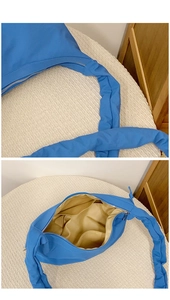 Detailansicht der blauen Raff-Tasche mit Metallreißverschluss und Innentasche