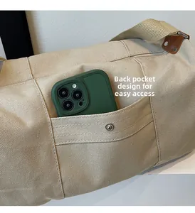 Détail de la poche arrière du sac en toile avec bouton pour un accès rapide au mobile