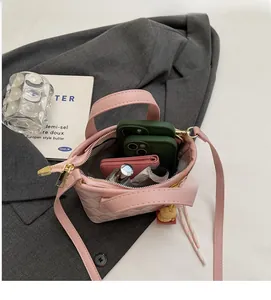 Interno spazioso della borsa a secchiello rosa trapuntata per cellulare e trucchi