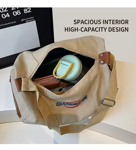 Vue de dessus montrant la grande capacité intérieure du sac en toile avec accessoires