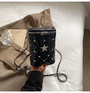 Détail du sac seau matelassé noir avec rivets argentés et étoile en strass