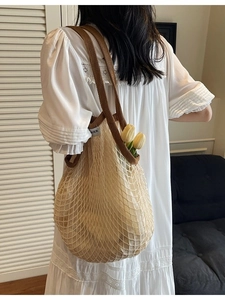 Minimalistische beige geweven mesh draagtas met bruine hengsels voor de zomer