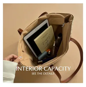 Dettaglio dell'interno spazioso della borsa in paglia con fodera per tablet e cura della pelle
