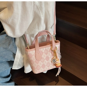 Borsa a secchiello a scacchi rosa con ricamo a cuore e ciondolo a coniglietto