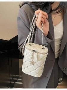 Sac Seau Matelassé pour Femme en Cuir PU Avec Chaîne et Décoration Étoile en Strass Sac à Bandoulière Chic Main de Mode